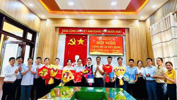 Đảng ủy, UBND xã Phước Giang tổ chức Hội nghị công bố, trao các Quyết định về công tác cán bộ.