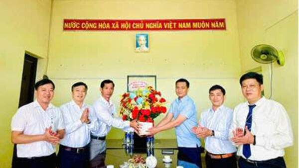 Lãnh đạo xã Phước Giang thăm, chúc mừng các doanh nghiệp nhân Ngày Doanh nhân Việt Nam 13/10