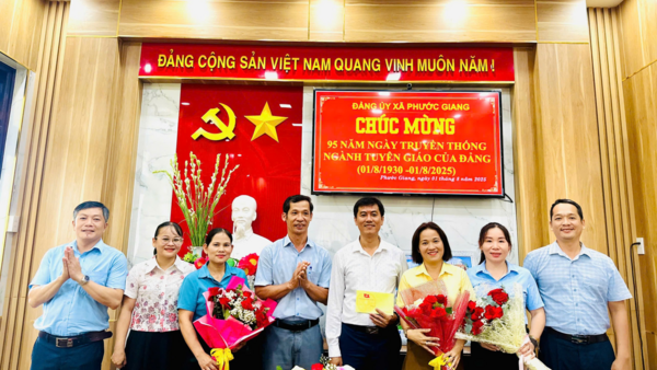 LÃNH ĐẠO XÃ PHƯỚC GIANG THĂM, CHÚC MỪNG BAN XÂY DỰNG ĐẢNG NHÂN KỶ NIỆM 95 NĂM NGÀY TRUYỀN THỐNG NGÀNH TUYÊN GIÁO CỦA ĐẢNG (01/8/1930- 01/8/2025)
