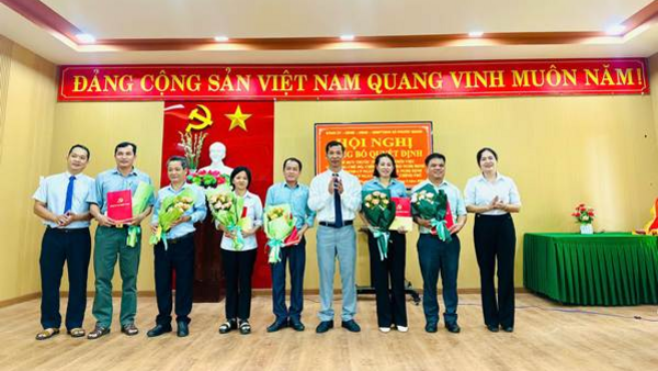 Xã Phước Giang tổ chức Hội nghị công bố quyết định nghỉ hưu trước tuổi, nghỉ thôi việc và hưởng chế độ, chính sách theo nghị định số 178 và Nghị định số 67 của Chính phủ cho 13 đồng chí