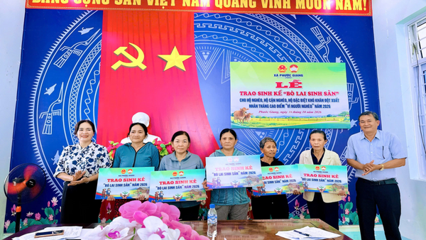 XÃ PHƯỚC GIANG TRAO BÒ GIỐNG CHO HỘ NGHÈO