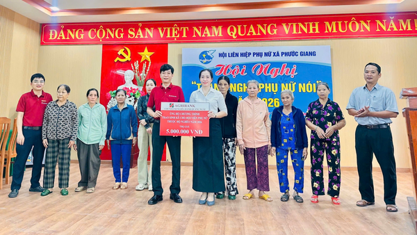 Đối thoại “ Lắng nghe phụ nữ nói”, kết hợp trao sinh kế và tặng quà hội viên khó khăn