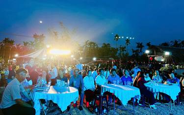 A group of people sitting at tables  Description automatically generated